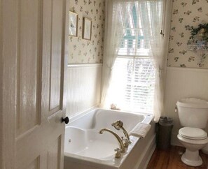 Combined shower/tub, jetted tub, hair dryer, towels
