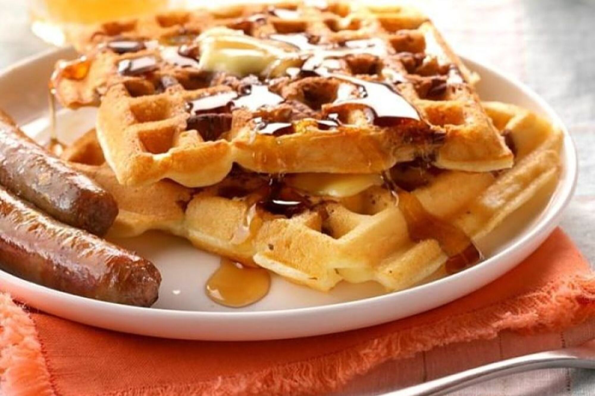 Un plat de gofres amb xarop i botifarra.