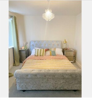 2 bedrooms, WiFi, bed sheets - 2 Bed House - Sleeps 4 - Parking - Wifi (Leeds)