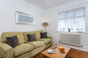 TV, DVD player - In association with Trinity House, Rural Retreats is pleased to present Lizard Lighthouse. Located o (Helston)