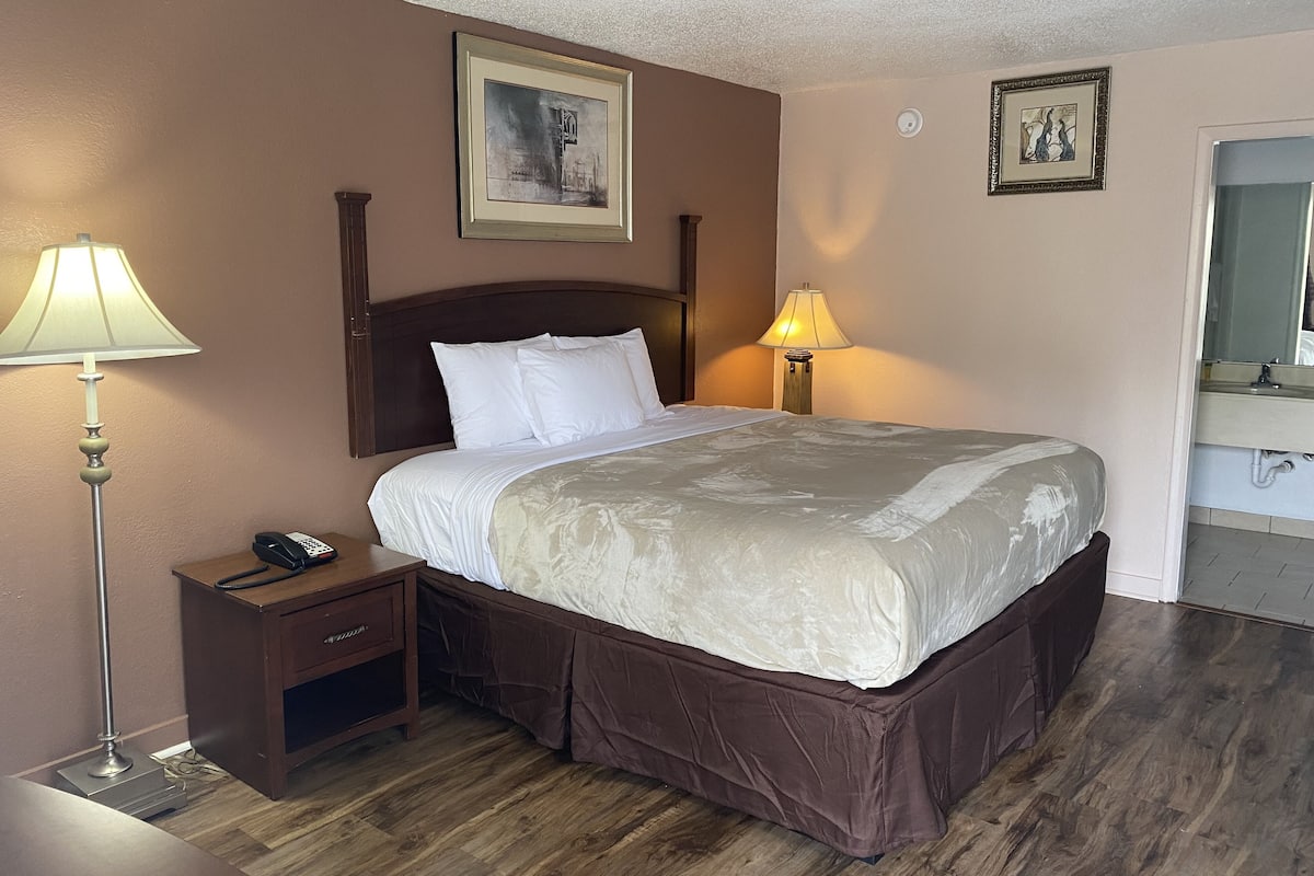 Basic Room, 1 Bedroom | 1 bedroom, Egyptian cotton sheets, premium bedding, down comforters