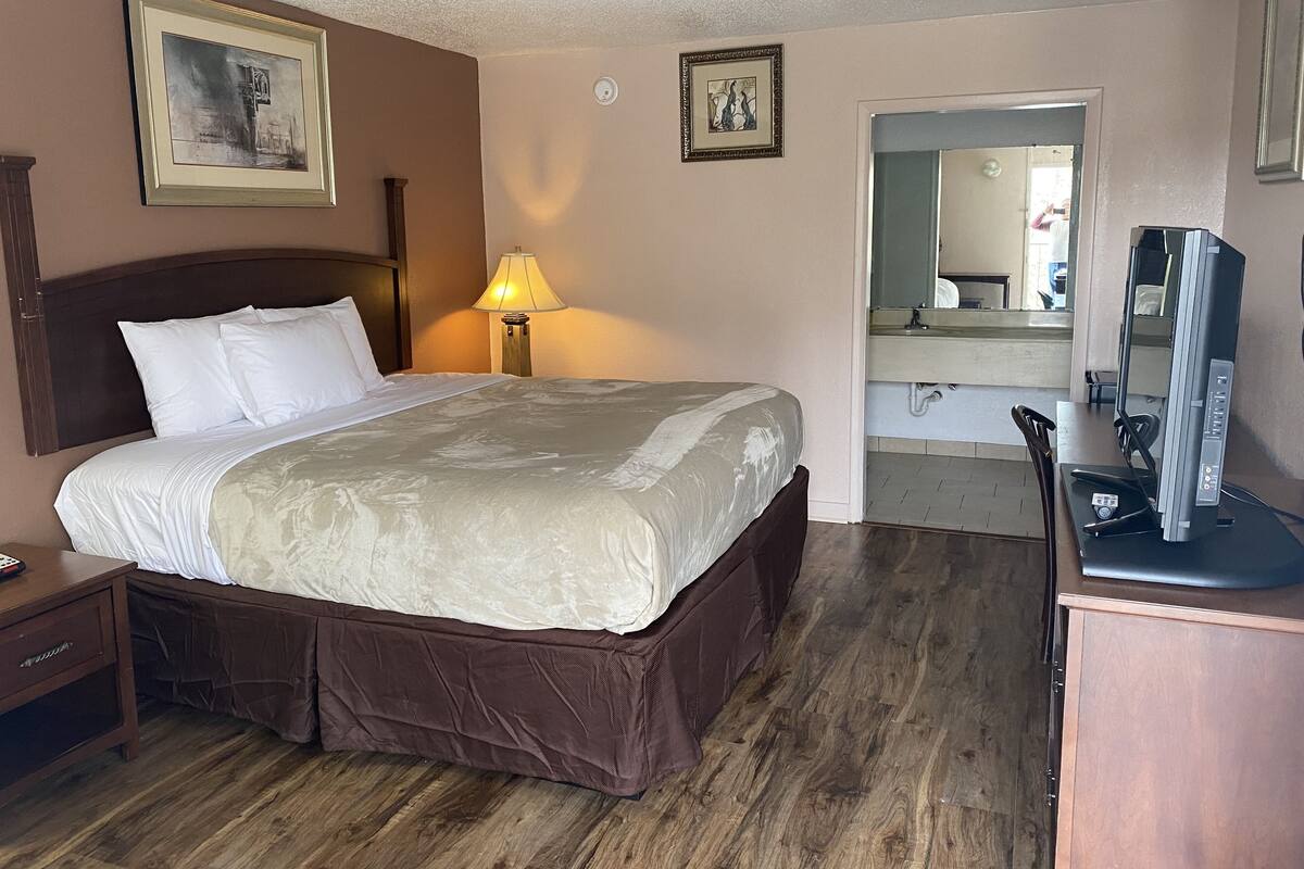 Egyptian cotton sheets, premium bedding, down duvets, pillow-top beds