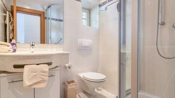 Dusche, kostenlose Toilettenartikel, Haartrockner, HandtĂŒcher