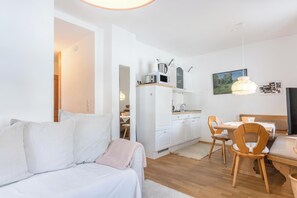 TV, stereo - Holiday Apartment Voglsang - Haus Annamirl with Beautiful Balcony (Bayrischzell)