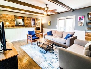 Smart TV - Beautiful Chapman Inn - spacious yard, 5 min from downtown HSV! (Huntsville)