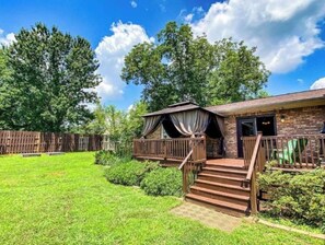 Exterior - Beautiful Chapman Inn - spacious yard, 5 min from downtown HSV! (Huntsville)