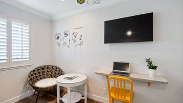 Classic-Zimmer, 2 Doppelbetten | Individuell eingerichtet, Schreibtisch, laptopgeeigneter Arbeitsplatz