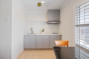 Frigobar, cafetera/tetera