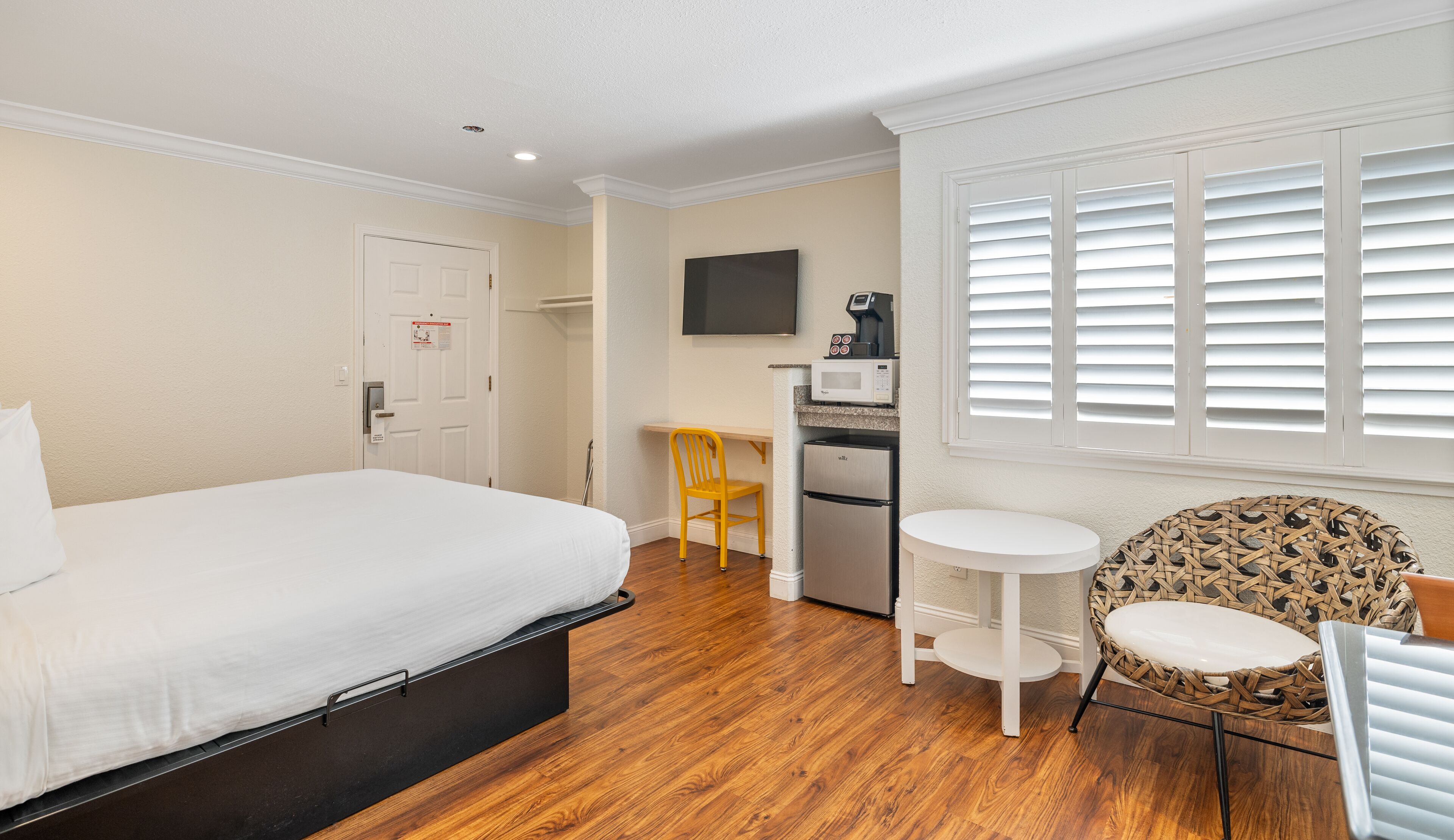 classic single room, 1 king bed, accessible | 1 bedroom, individually furnished, desk, laptop workspace