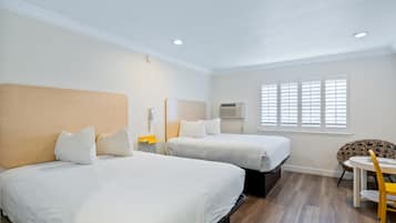 Individuell eingerichtet, Schreibtisch, laptopgeeigneter Arbeitsplatz