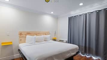 Classic Single Room, 1 King Bed | Individually furnished, desk, laptop workspace, iron/ironing board