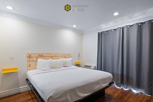 Eenvoudige eenpersoonskamer, 1 kingsize bed | Individueel gemeubileerd, een bureau, een laptopwerkplek