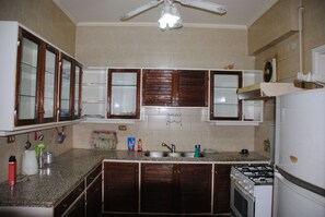Private kitchen - nileviewapartment.com (Cairo)