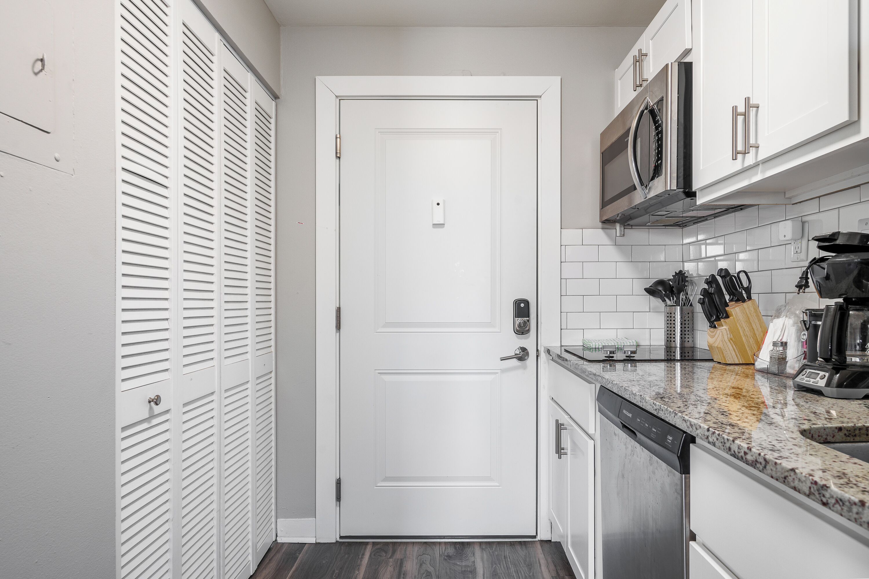 Full-size fridge, microwave, stovetop, dishwasher