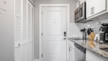 Full-size fridge, microwave, stovetop, dishwasher