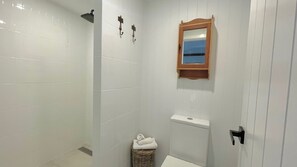 Chuveiro, toalhas de banho