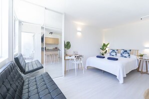 1 bedroom, desk, iron/ironing board, travel cot - Bondi Beach Ocean View Rooftop Pool (Bondi)
