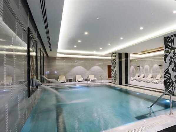 Alberca techada y alberca al aire libre