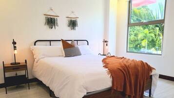 1 habitación, escritorio, tabla de planchar con plancha y internet