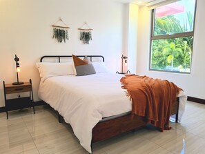 1 habitación, escritorio, tabla de planchar con plancha y internet