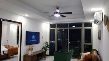 1 kamar tidur, meja kerja, setrika/meja setrika, dan akses internet