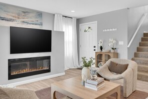 Televisión y chimenea 