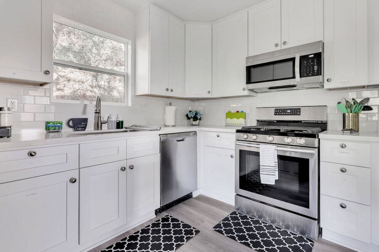 Geladeira, micro-ondas, fogão, cooktop