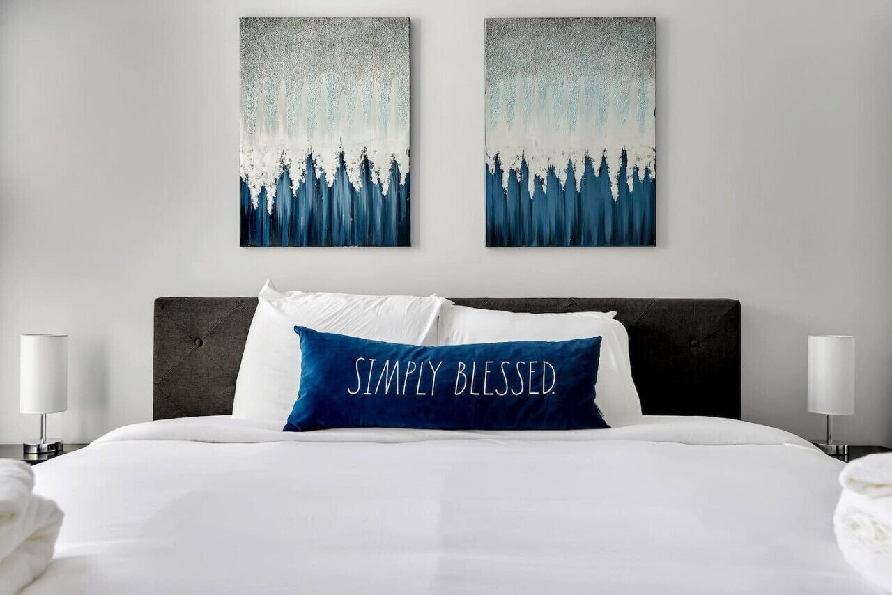 4 quartos, escrivaninha, ferros/tábuas de passar roupa, berço de viagem