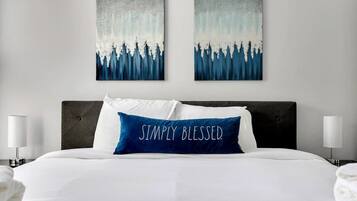 4 habitaciones, escritorio y tabla de planchar con plancha