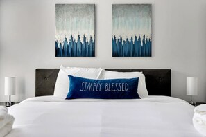 4 sovrum, skrivbord, strykjärn/strykbräda och resesäng