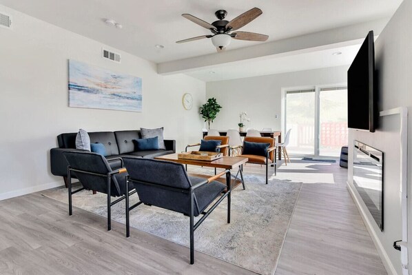 Televisión y chimenea 