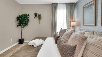 4 soverom, skrivebord, strykejern/-brett og reiseseng for barn