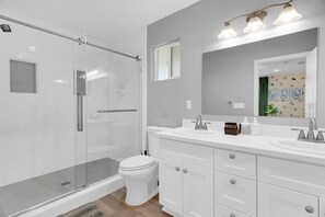 Combined shower/bathtub, hair dryer - 4 Bedroom l 11 Guests l Peaceful l Kids Room (Atascadero)