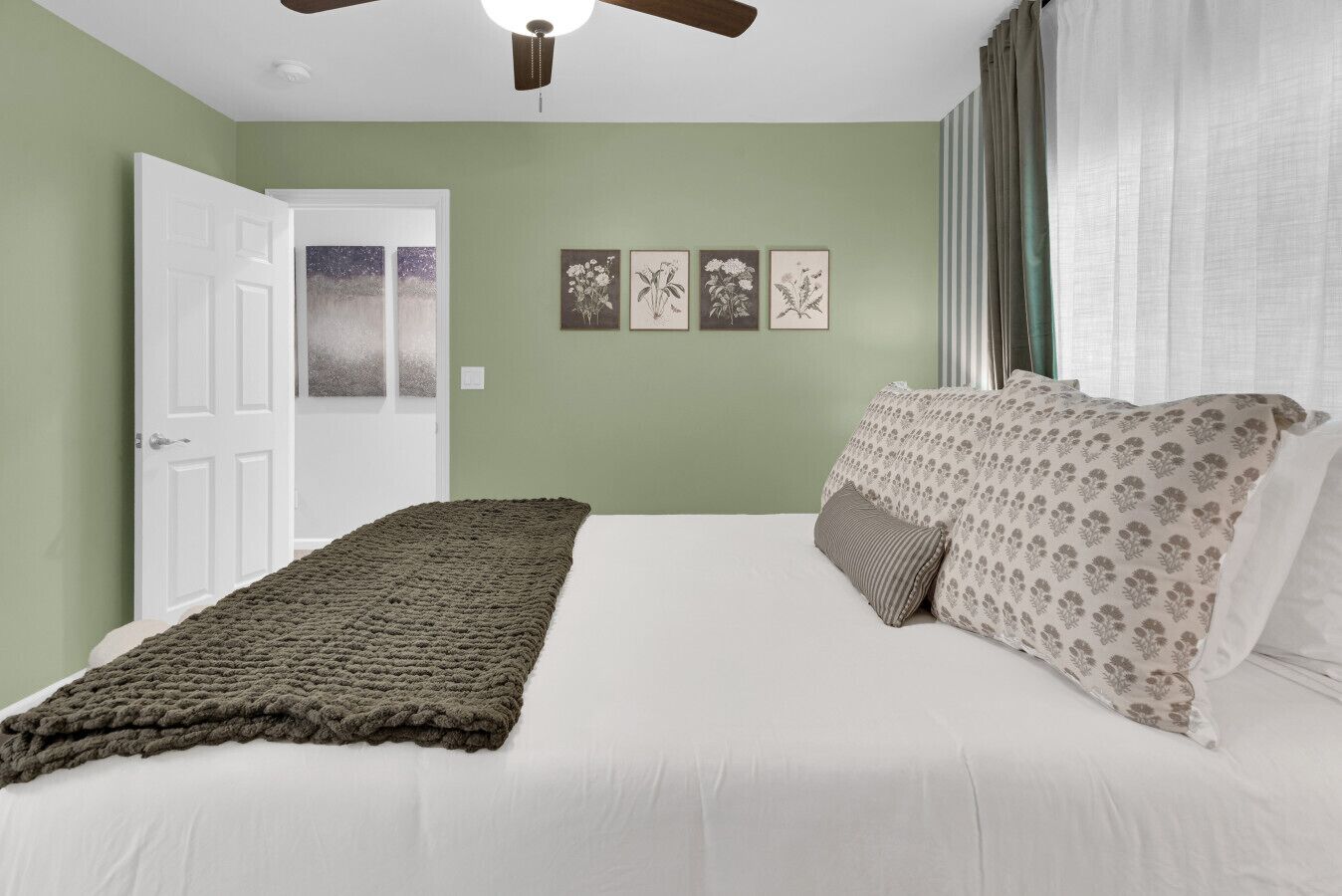 4 bedrooms, desk, iron/ironing board, travel crib