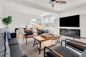 TV, fireplace - 4 Bedroom l 9 Guests l Peaceful l Kids Room (Atascadero)