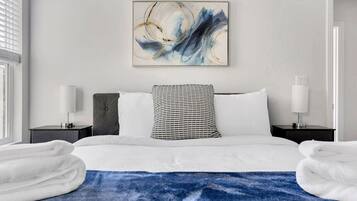 4 quartos, escrivaninha, ferros/tábuas de passar roupa, berço de viagem