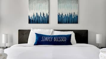 4 habitaciones, escritorio y tabla de planchar con plancha