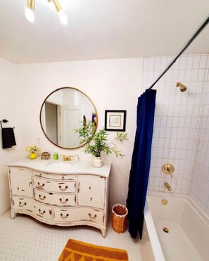 وحدات دش مع أحواض استحما�م، مجففات شعر، مناشف، صابون