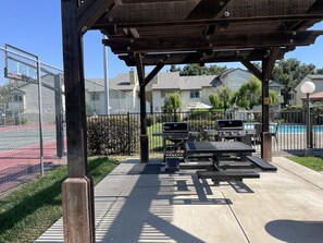 Outdoor dining - Private spacious 2-bedroom apartment - pets welcomed (Davis)
