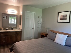 2 bedrooms, in-room safe, desk, iron/ironing board - Private spacious 2-bedroom apartment - pets welcomed (Davis)