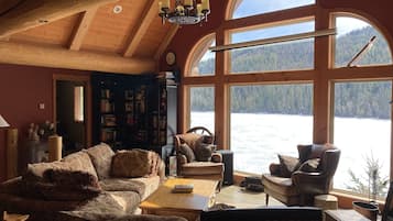 Chimenea, libros, estéreo