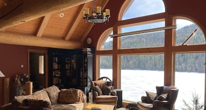 Beautiful lakefront family home, only 15 minutes to Sun Peaks