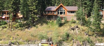 Beautiful lakefront family home, only 15 minutes to Sun Peaks