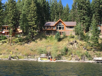 Beautiful lakefront family home, only 15 minutes to Sun Peaks