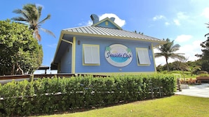 A building with a sign that reads "Seaside Café Stuart Beach".