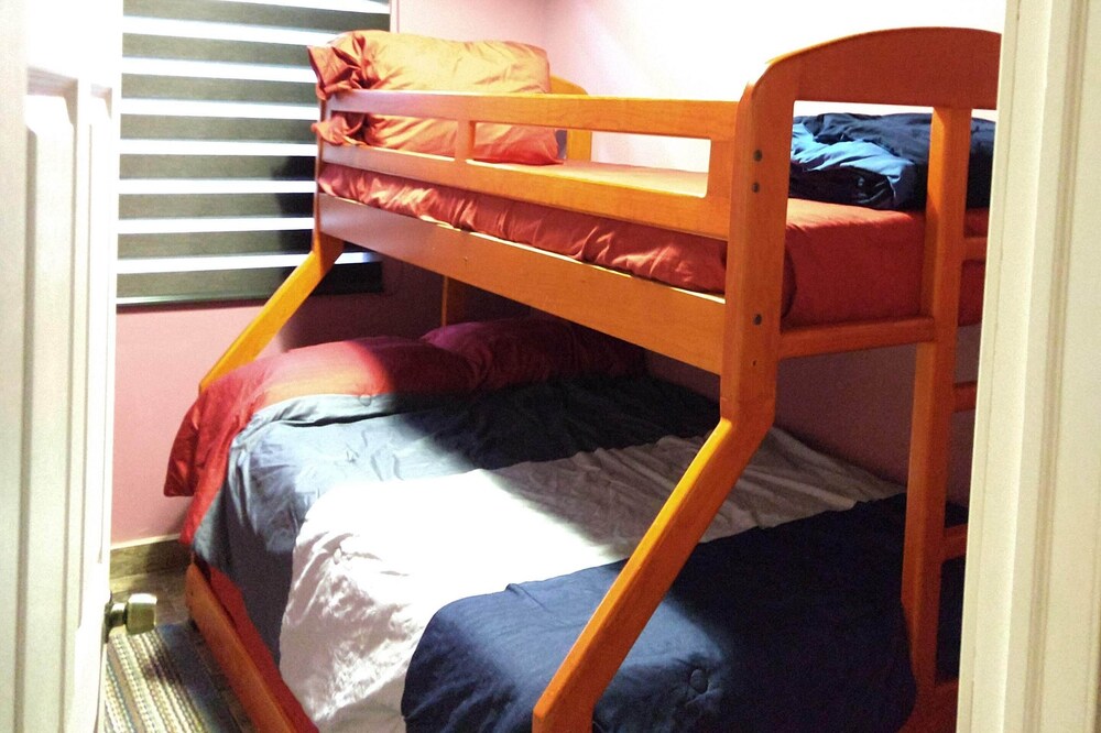 5 minutes to the Aeroport of Tijuana! Family-sized condo