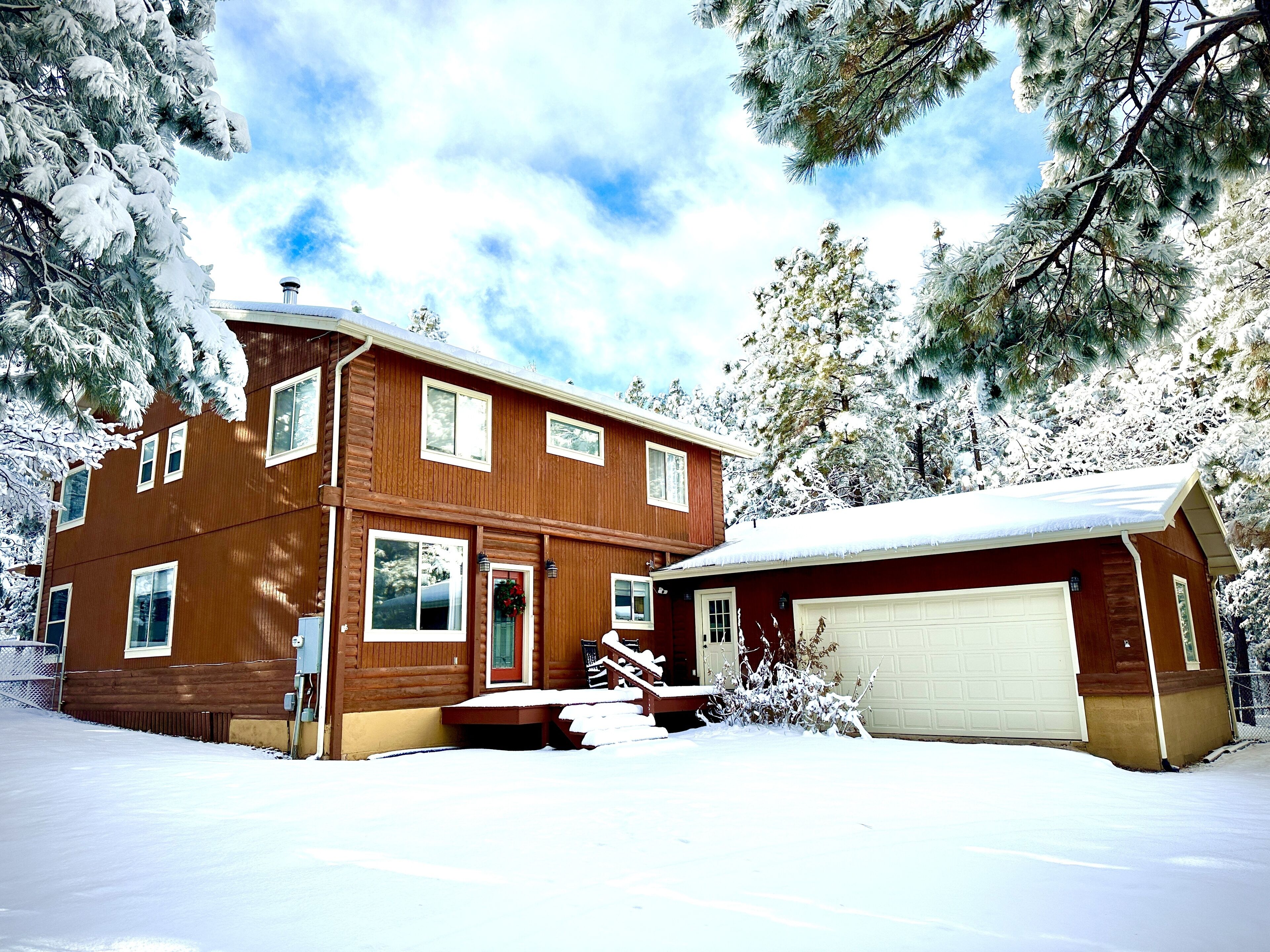 Swiss-Style Cabin with Hot Tub and Golf Cart. 7 bedrooms - Sleeps 27!