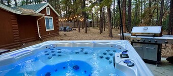 Swiss-Style Cabin with Hot Tub and Golf Cart. 7 bedrooms - Sleeps 27!