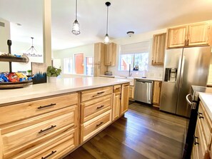 Réfrigérateur, four à micro-ondes, un four, surface de cuisson