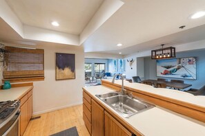 Fridge, microwave, oven, stovetop - Pet Friendly - Close to Skiing, Hiking, Dining and Shopping (Park City)